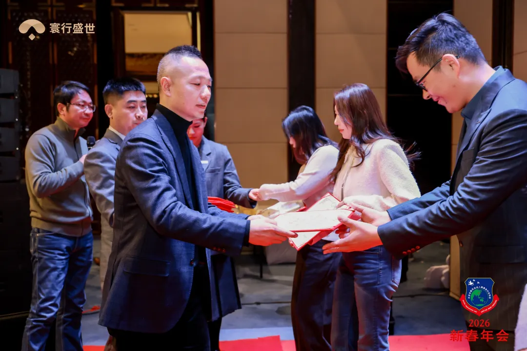 寰行盛世CMO李飞先生代表领取奖项